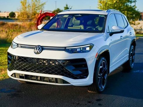 New 2026 Volkswagen Tiguan SEL R-Line image 4