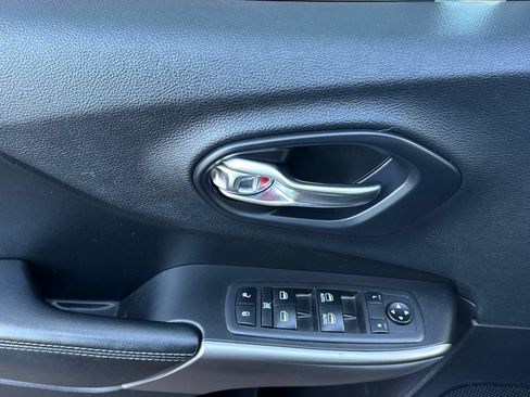 Used 2019 Jeep Cherokee Latitude Plus AWD/4WD image 11