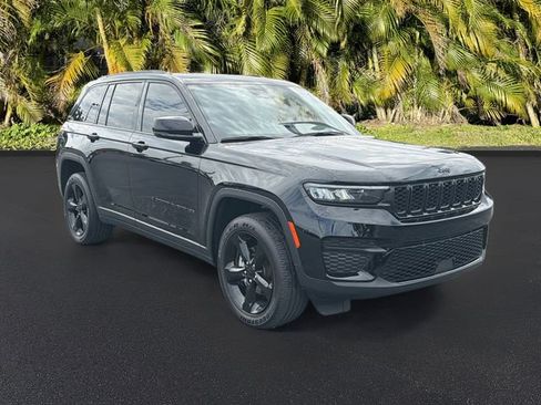 Used 2024 Jeep Grand Cherokee Altitude AWD/4WD image 2