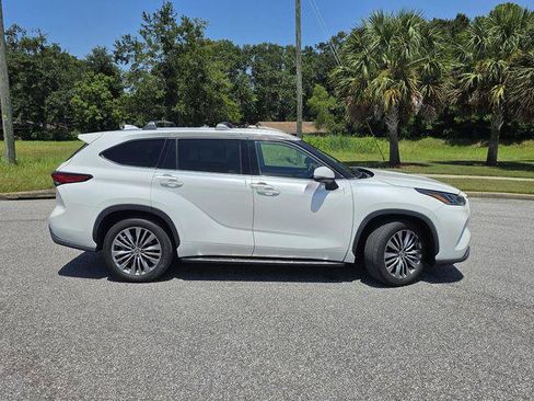Certified 2021 Toyota Highlander Platinum FWD image 44
