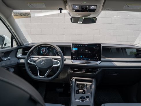 New 2025 Volkswagen Tiguan SE image 10