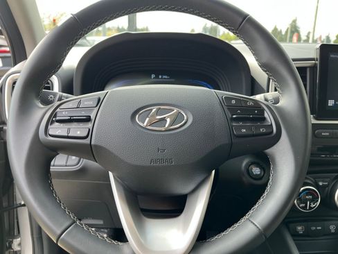 Used 2025 Hyundai Venue SEL FWD image 29