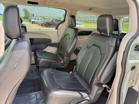 Used 2023 Chrysler Pacifica Touring-L FWD image 12