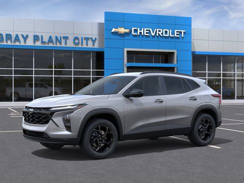 New 2026 Chevrolet Trax LT w/ Driver Confidence Package FWD image 2