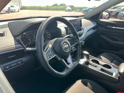 Used 2023 Nissan Altima 2.5 SV FWD image 2