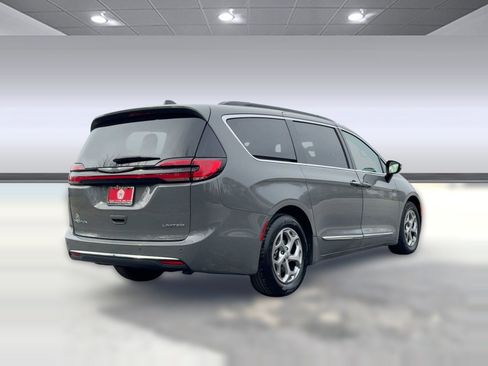 Used 2023 Chrysler Pacifica Limited image 9