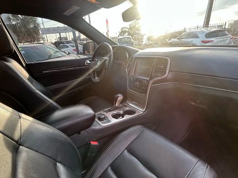 Used 2017 Jeep Grand Cherokee Limited AWD/4WD image 12