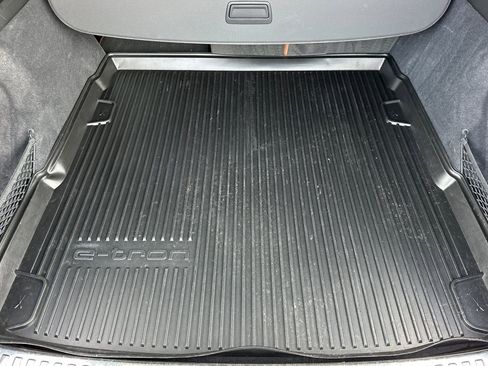 Used 2024 Audi Q8 e-tron Premium Plus image 16