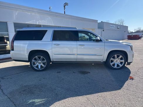 Used 2015 Cadillac Escalade ESV Premium image 2
