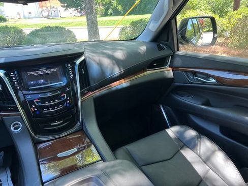Used 2018 Cadillac Escalade ESV Premium Luxury RWD image 30