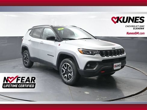 Used 2025 Jeep Compass Trailhawk AWD/4WD image 1