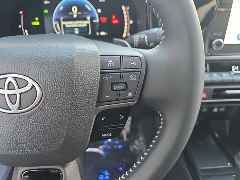 Used 2025 Toyota Camry SE image 18