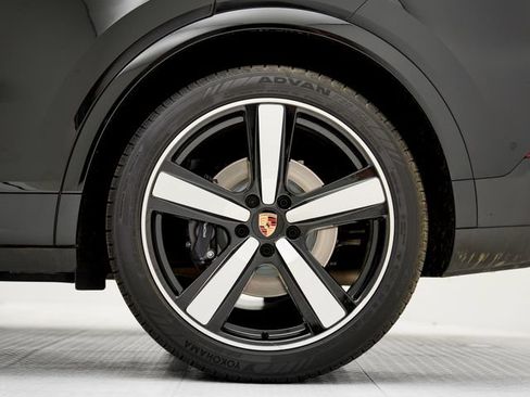 Certified 2026 Porsche Cayenne AWD/4WD image 29