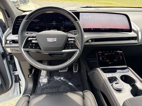 Used 2026 Cadillac Vistiq Platinum w/ LPO, Floor Liner Package AWD/4WD image 31