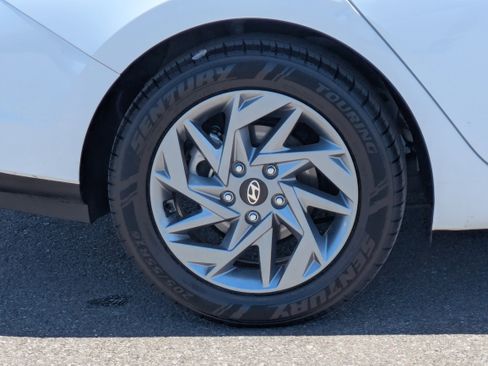 Used 2024 Hyundai Elantra SEL FWD image 9