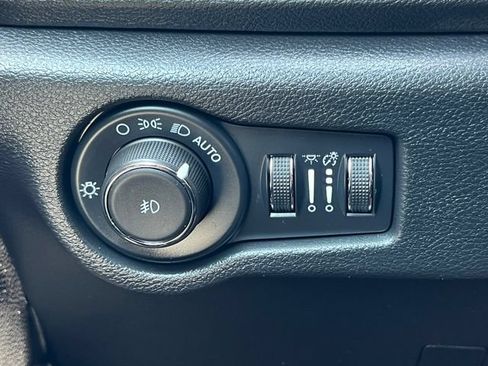 Used 2025 Chrysler Pacifica Select FWD image 19