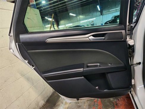 Used 2018 Ford Fusion SE w/ Fusion SE Technology Package image 37