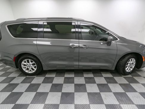 Used 2021 Chrysler Pacifica Touring-L image 6