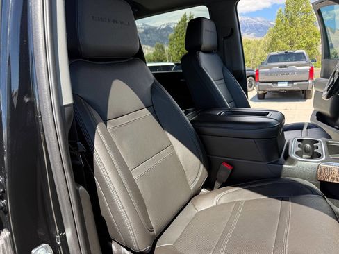 Used 2022 GMC Sierra 3500 Denali w/ Denali Ultimate Package AWD/4WD image 33
