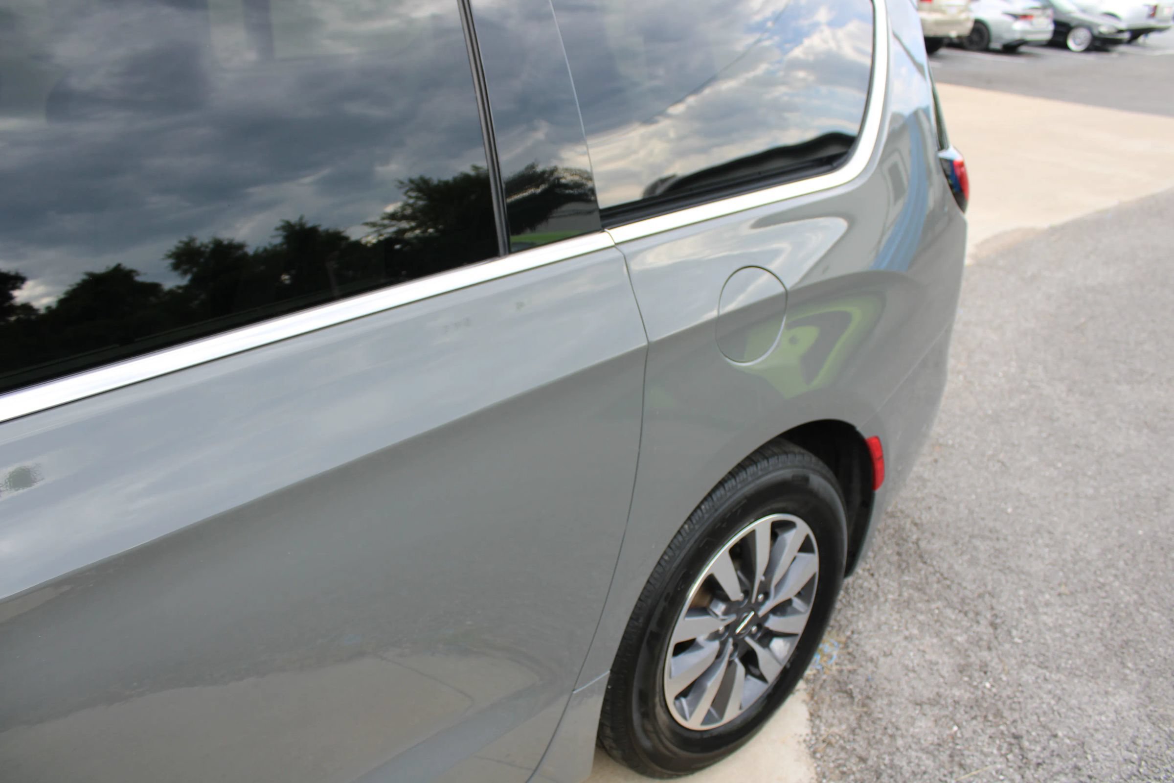 Used 2021 Chrysler Pacifica Touring-L w/ Premium & Safety Sphere Group FWD image 4