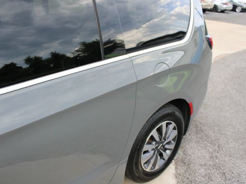 Used 2021 Chrysler Pacifica Touring-L w/ Premium & Safety Sphere Group FWD image 4