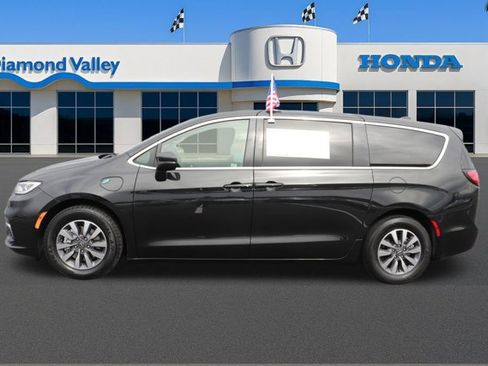 Used 2023 Chrysler Pacifica Touring-L FWD image 9