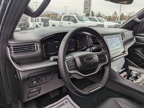 Used 2025 Jeep Wagoneer Series II image 12