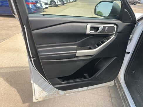 Used 2022 Ford Explorer XLT image 6