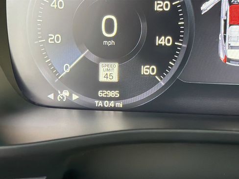 Used 2022 Volvo XC40 T5 Momentum image 40