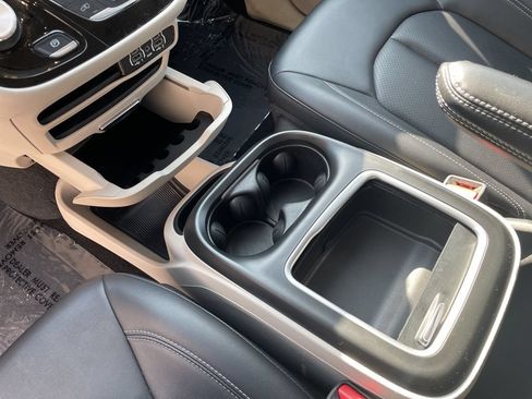 Used 2024 Chrysler Pacifica Touring-L FWD image 9