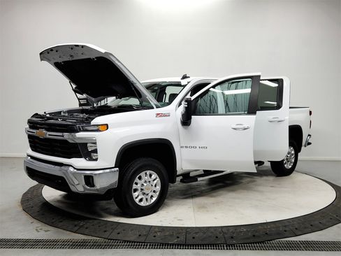 Used 2025 Chevrolet Silverado 2500 LT image 11
