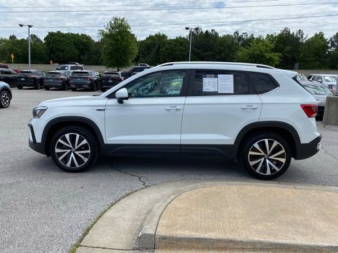 Used 2024 Volkswagen Taos SE FWD image 4