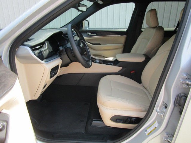 Used 2024 Jeep Grand Cherokee Limited AWD/4WD image 11