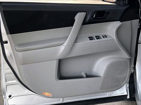 Used 2012 Toyota Highlander SE w/ Tow Pkg image 21