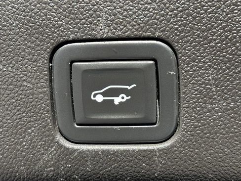 Used 2021 GMC Yukon XL AT4 w/ Technology Package image 9