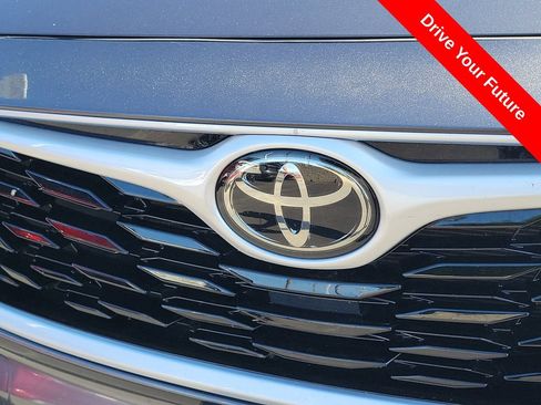 Used 2024 Toyota Highlander XLE FWD image 27