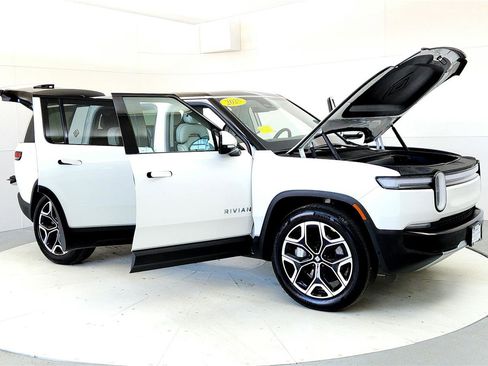 Used 2025 Rivian R1S Adventure image 12