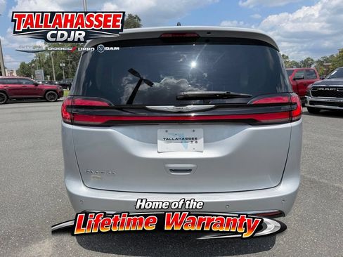 Used 2023 Chrysler Pacifica Touring-L FWD image 4