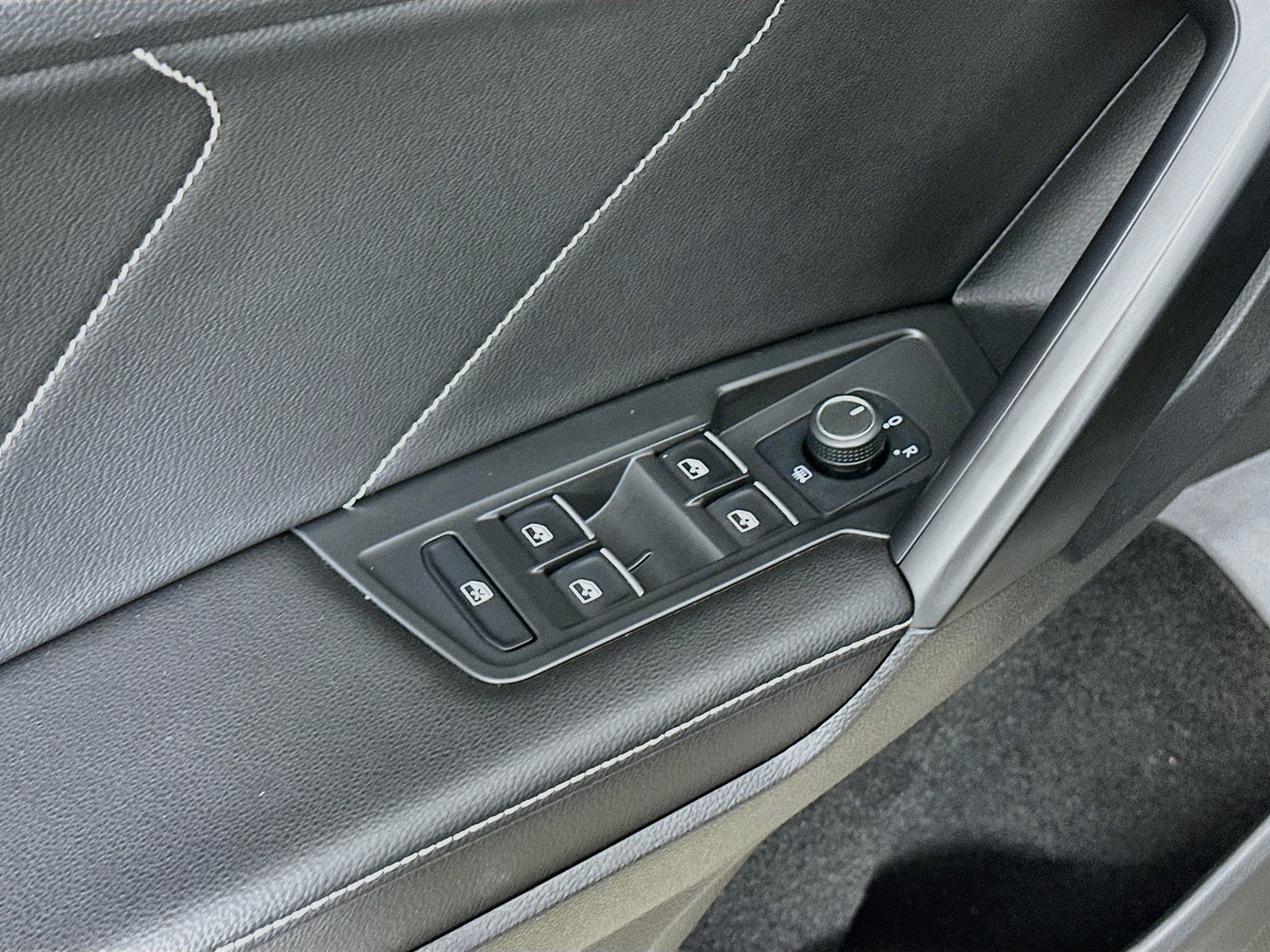 Used 2023 Volkswagen Tiguan SE w/ Panoramic Sunroof Package AWD/4WD image 17