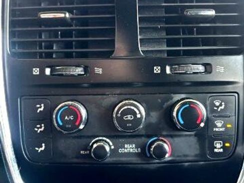 Used 2018 Dodge Grand Caravan SE image 25