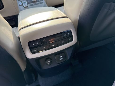 Used 2022 Hyundai Palisade Limited w/ Winter Package image 17