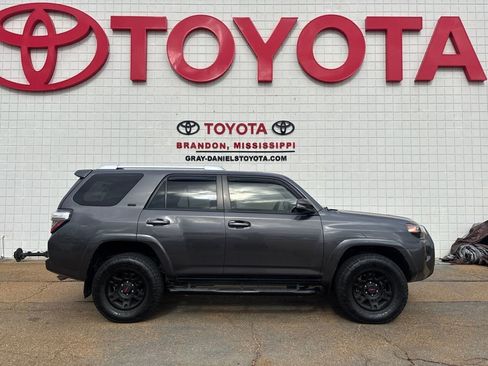 Used 2018 Toyota 4Runner SR5 Premium image 4