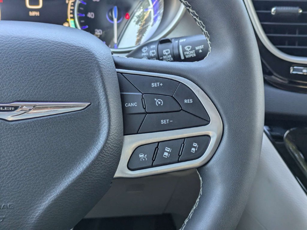 Used 2024 Chrysler Pacifica Touring-L FWD image 25