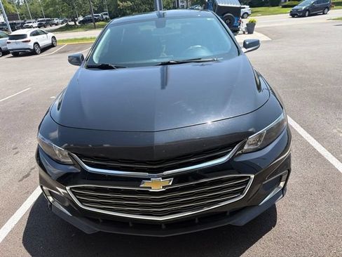 Used 2018 Chevrolet Malibu LT FWD image 2