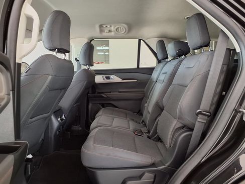 Used 2025 Ford Explorer Active AWD/4WD image 13