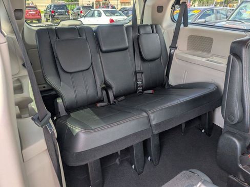 Used 2014 Chrysler Town & Country Touring FWD image 13
