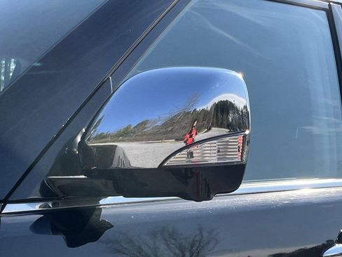 Used 2020 Nissan Armada SL image 29