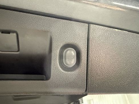 Used 2018 Chevrolet Suburban LT image 38