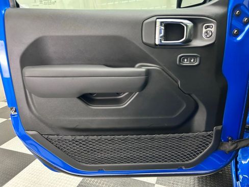 New 2025 Jeep Gladiator Sport image 11