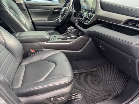 Used 2022 Toyota Highlander XLE image 20